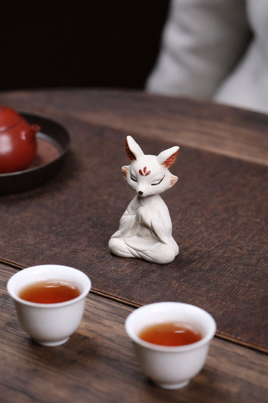 Meditoiva kettu -Yixing-savinen teelemmikki
